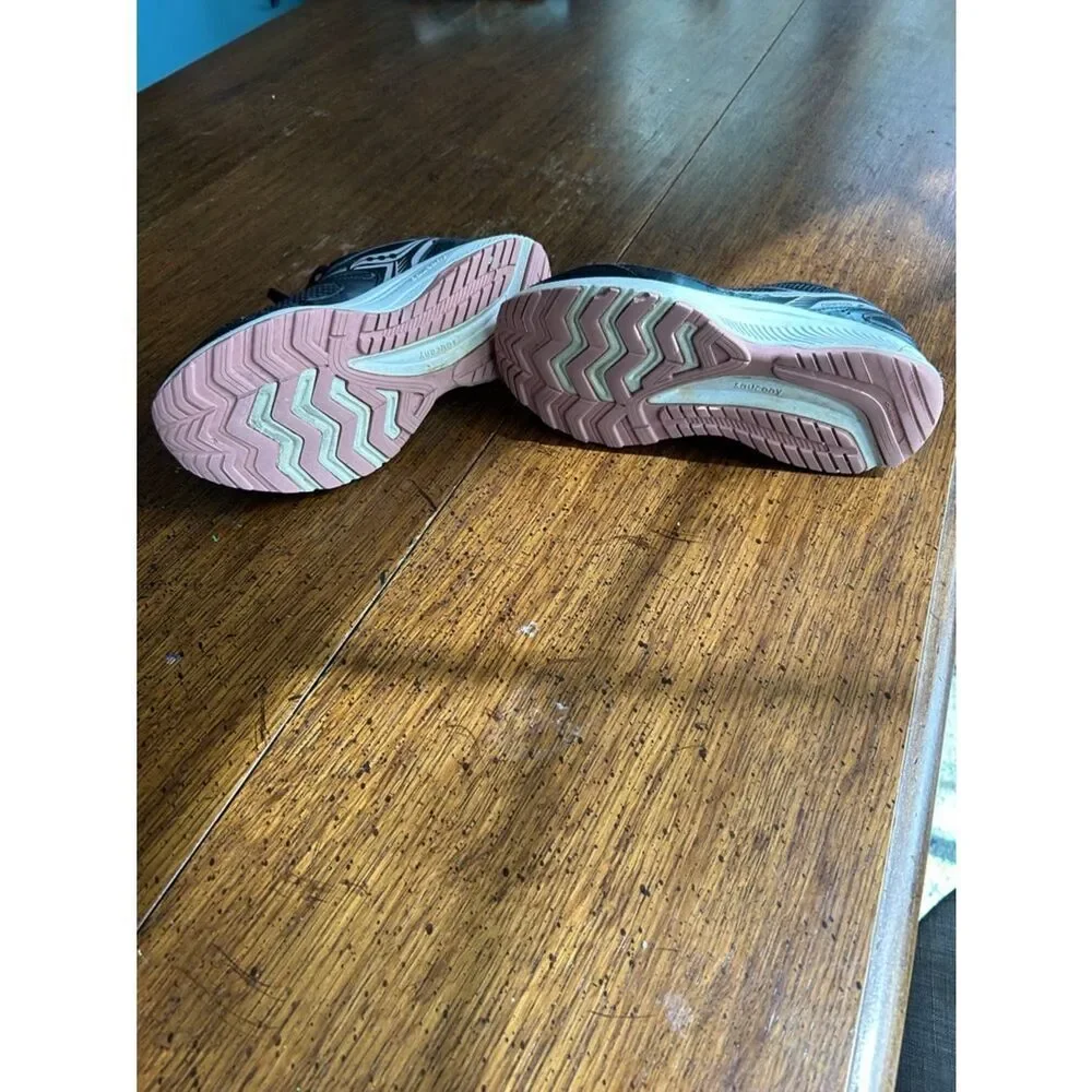 Saucony Black and White Women’s Athletic Running Shoes Sz 8 EUC S106281
